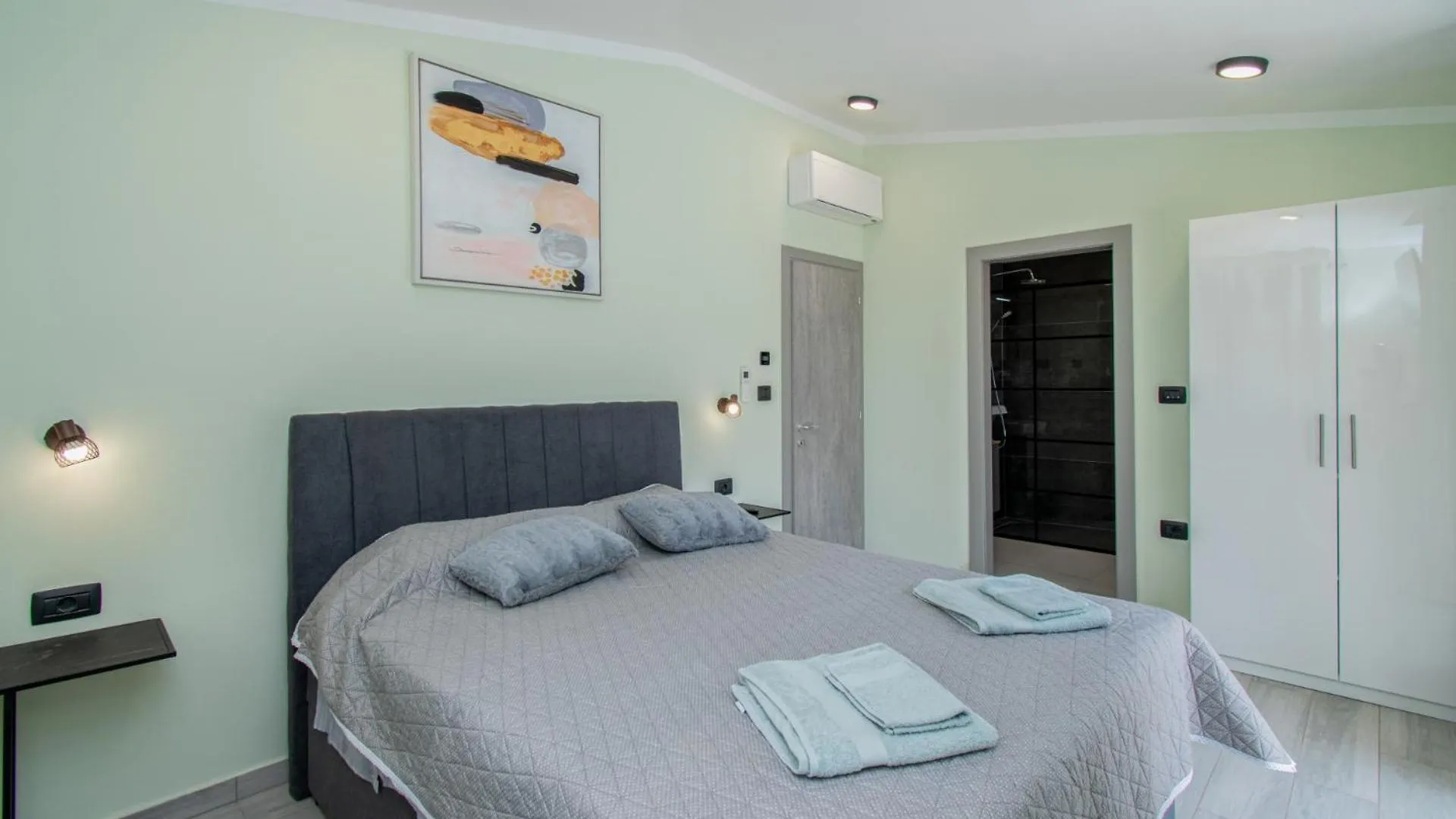 Villa Vala With A Large Yard Near Pula