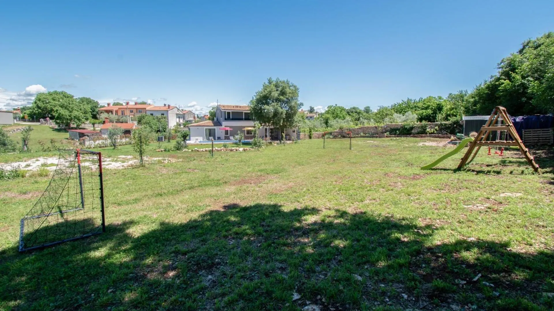 Villa Vala With A Large Yard Near Pula